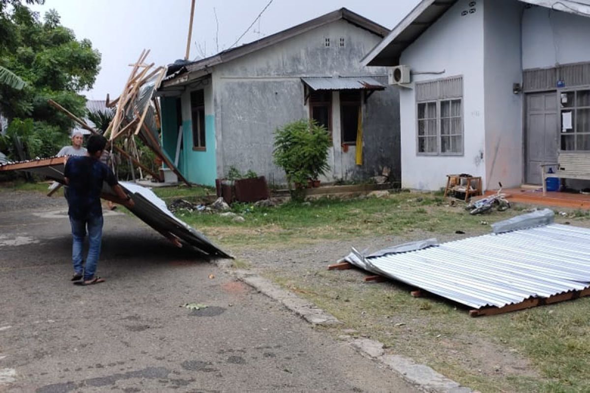 Puting beliung rusak enam rumah di Banda Aceh