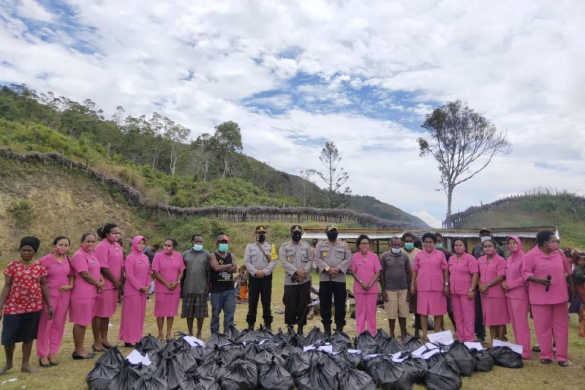 Bhayangkari Tolikara berikan bantuan sembako ke warga terdampak COVID-19