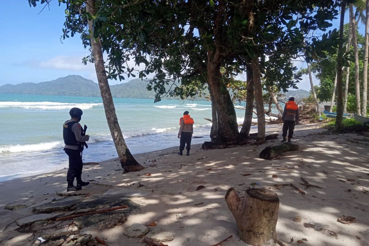 Brimob Polda Maluku patroli siaga bencana di pantai Natsepa