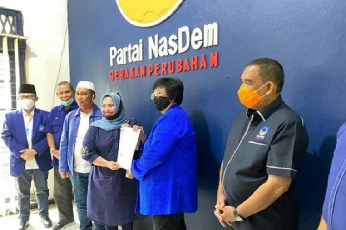 Siti Nurbaya serahkan surat dukungan NasDem untuk pilkada di Riau