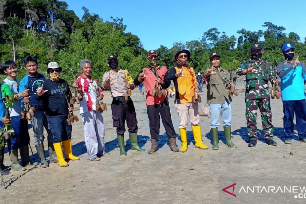 Hijaukan pesisir Mentok, Polres Bangka Barat tanam bibit jambu mete