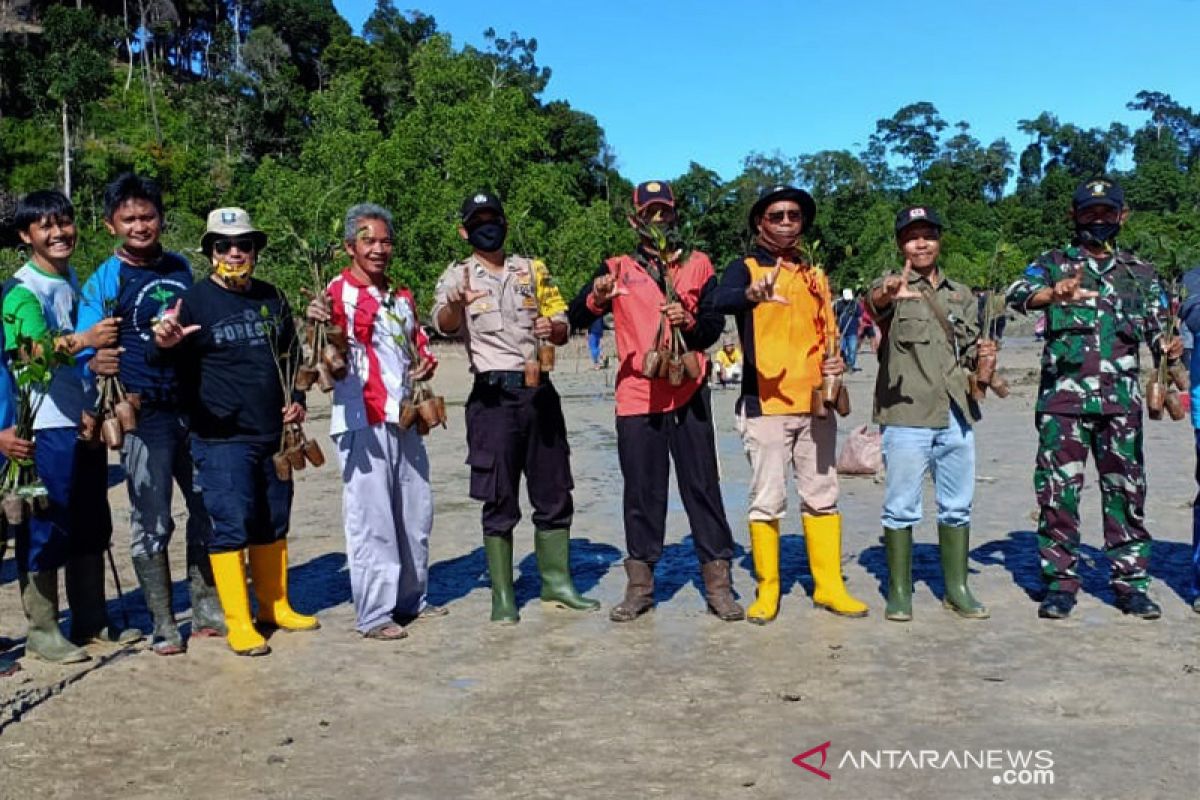 Polres Bangka Barat tanam bibit jambu mete hijaukan pesisir Mentok