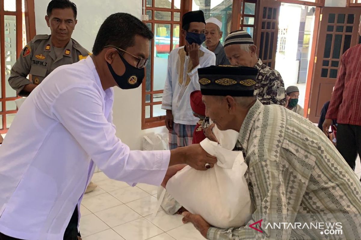 Polres Bangka Barat salurkan bantuan sembako untuk pengurus masjid