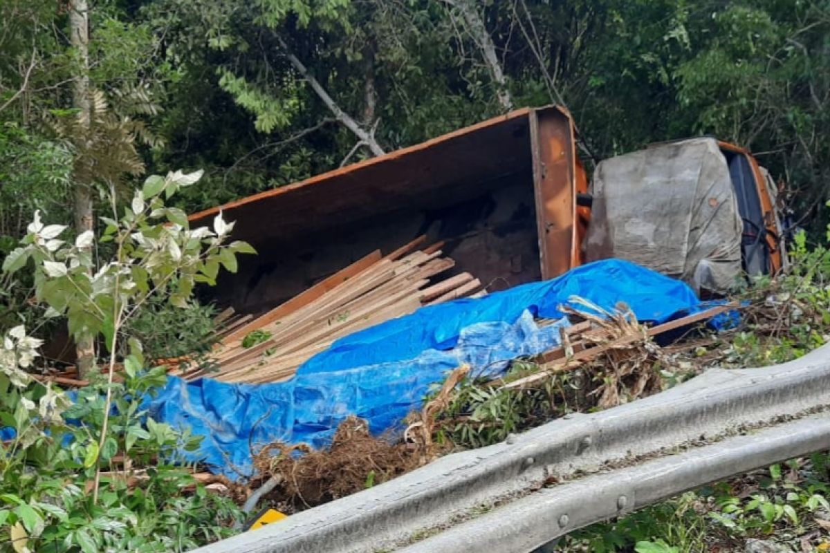 Satu truk pembawa kayu jatuh ke jurang di puncak Geurute