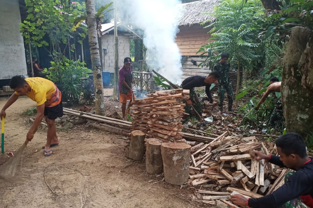 AnggotaTMMD 108 bantu bersihkan pekarangan orang tua angkat