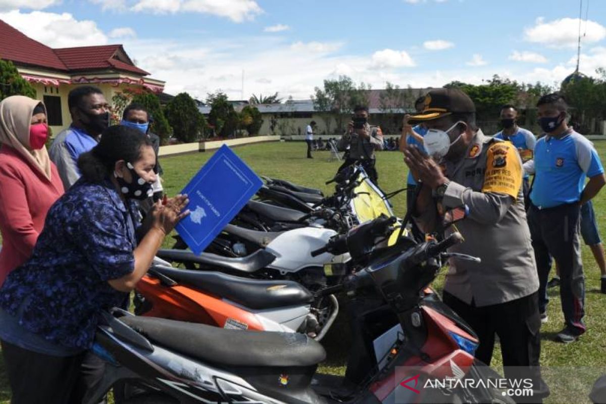 Polres Jayawijaya kembalikan tujuh motor curian