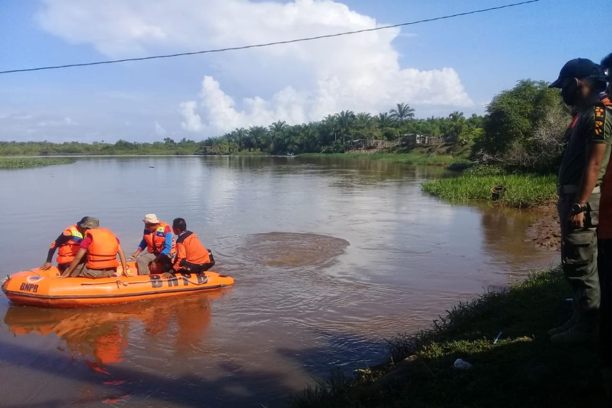 Lima perahu diturunkan cari korban tenggelam di Agam