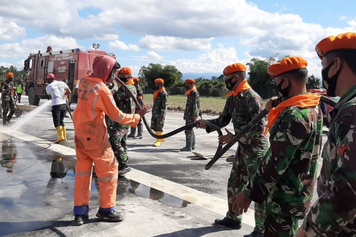 Paskhas TNI AU bantu bersihkan lumpur di bandara Andi Djemma Luwu Utara