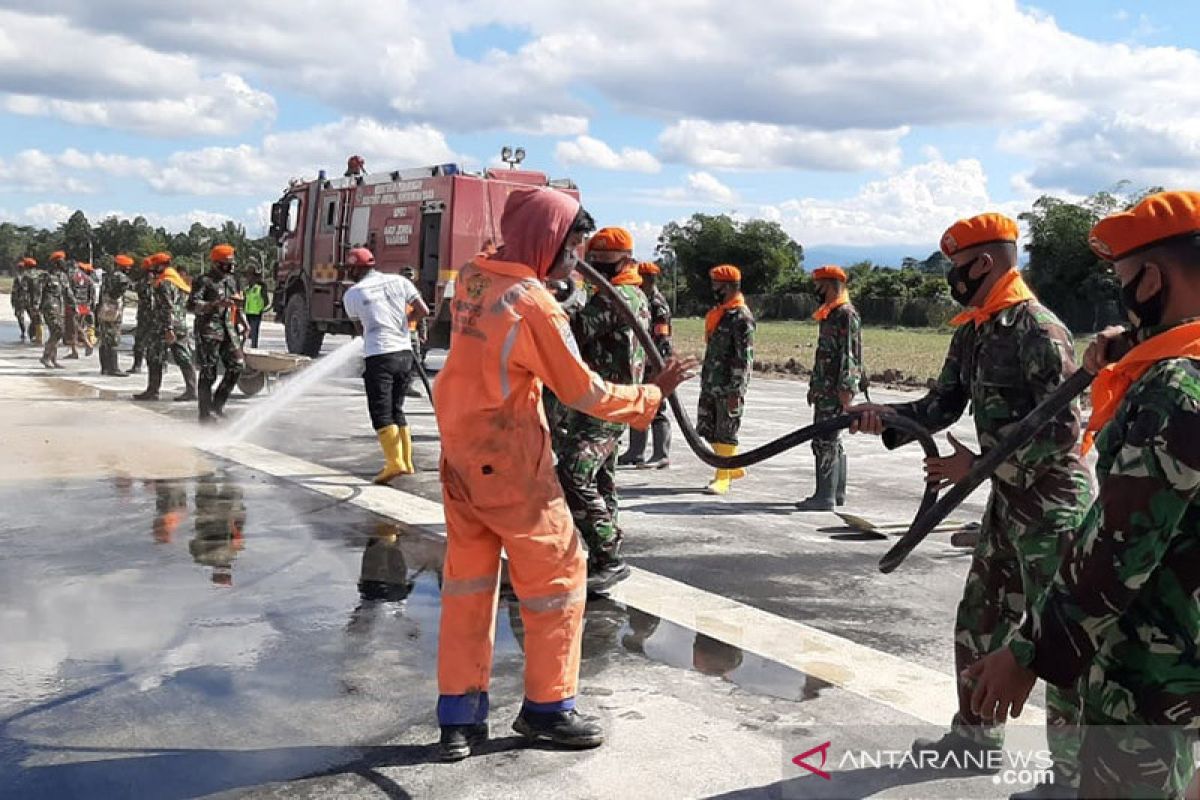 Paskhas TNI AU bantu bersihkan bandara Andi Djemma Luwu Utara