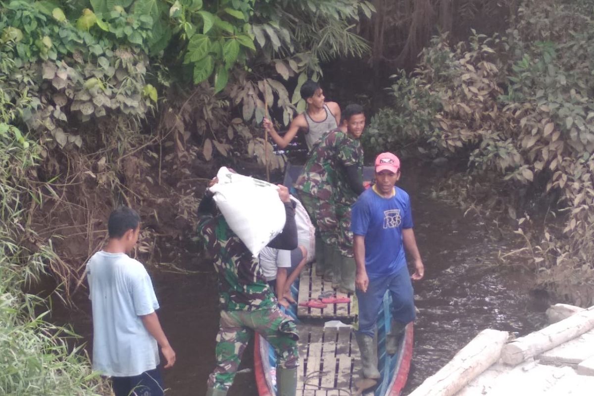 Gotong Royong melangsir pasir warnai TMMD Reguler ke 108