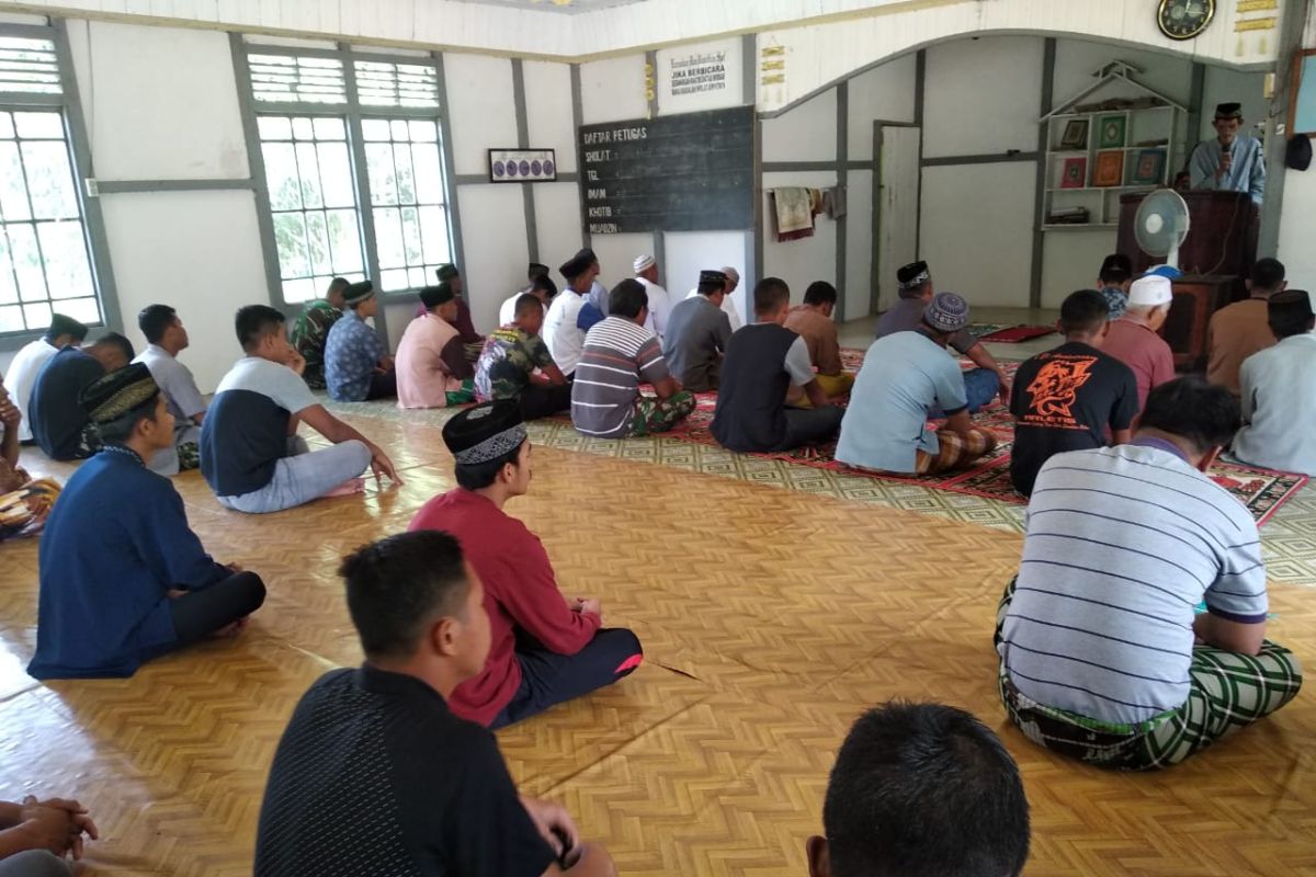 Danramil Sholat Jum'at bareng warga di lokasi TMMD 108