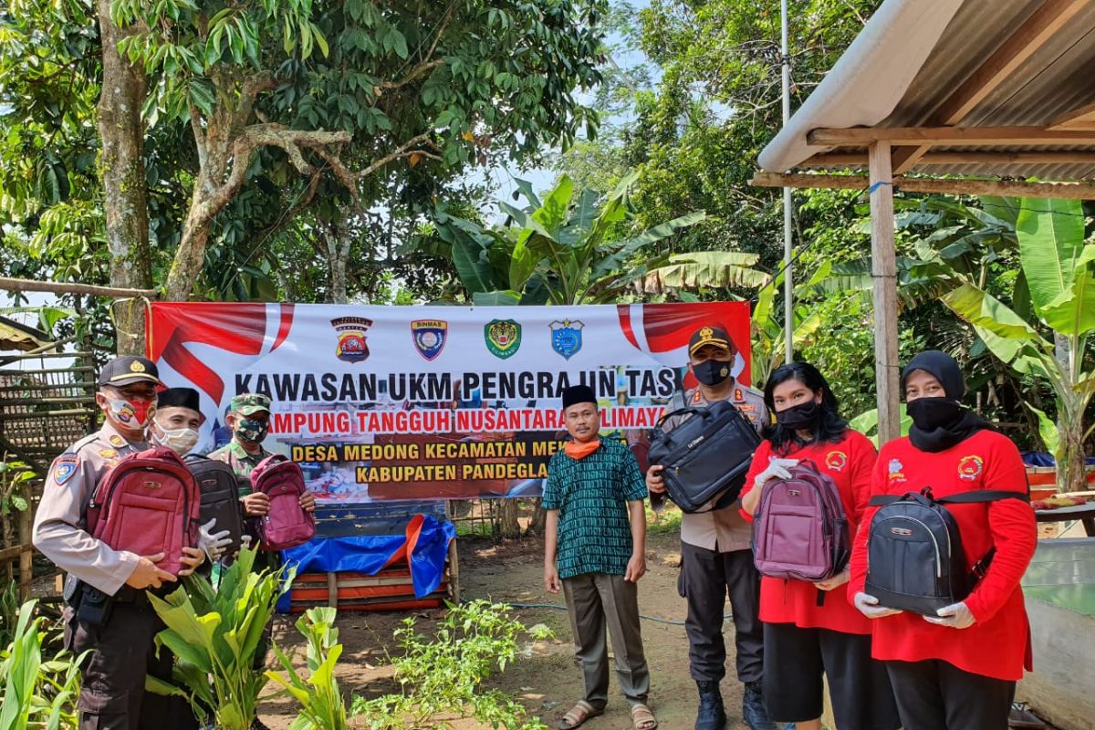 Polres Pandeglang gelar baksos di Desa Kadu Medong, Mekarjaya