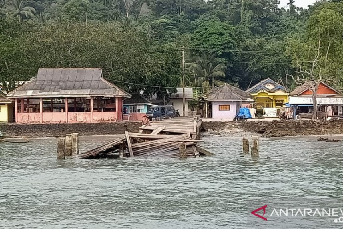 Rapuh, Dermaga Canti Rajabasa ambruk dihantam ombak