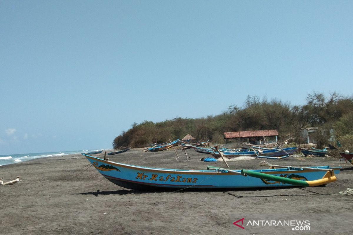 Pengunjung pantai di Bantul meninggal terhempas perahu diterjang ombak