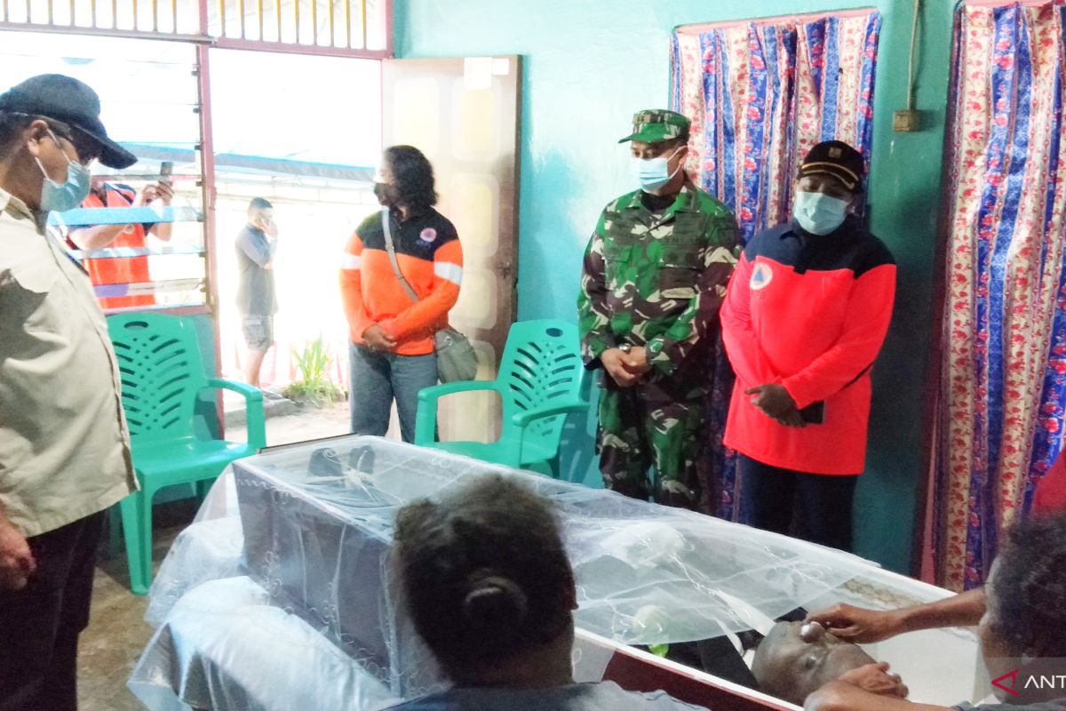 Pemko Sorong santuni keluarga korban meninggal akibat banjir