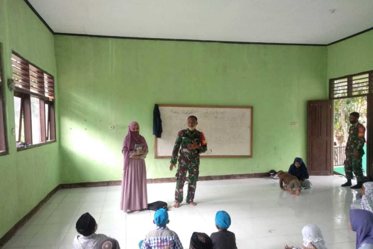 Ketika prajurit TNI ajari anak-anak di Sumbawa Barat mengaji