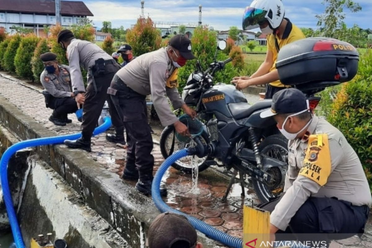 Anggota Polsek Nagan Raya Aceh modifikasi motor dinas jadi alat damkar