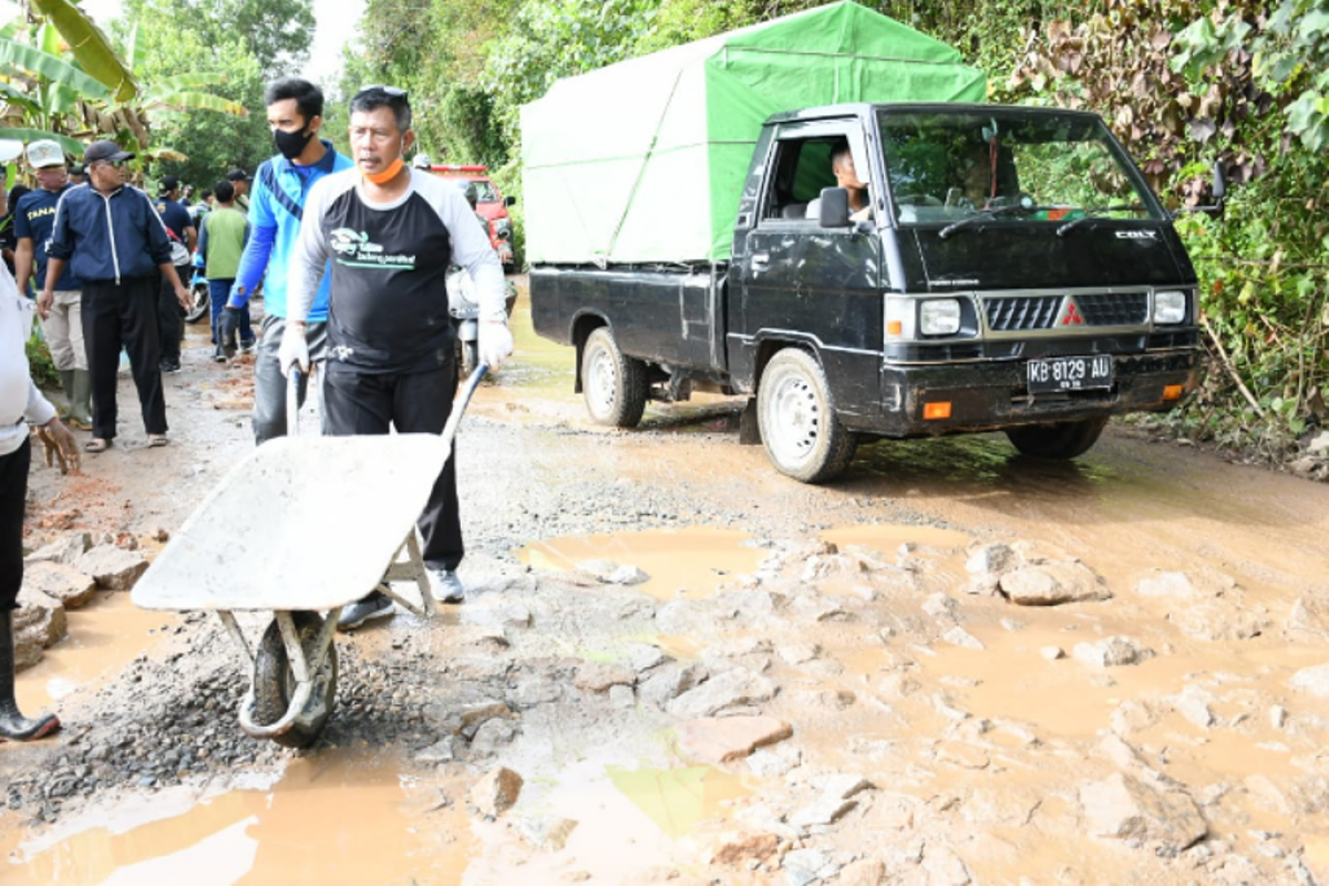 Forkompinda Kayong Utara gotong royong perbaiki jalan provinsi