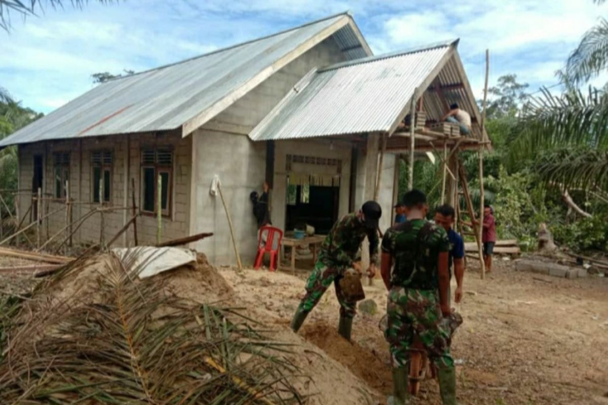 Personil TMMD Kodim 1202/Skw bantu masyarakat bangun gereja