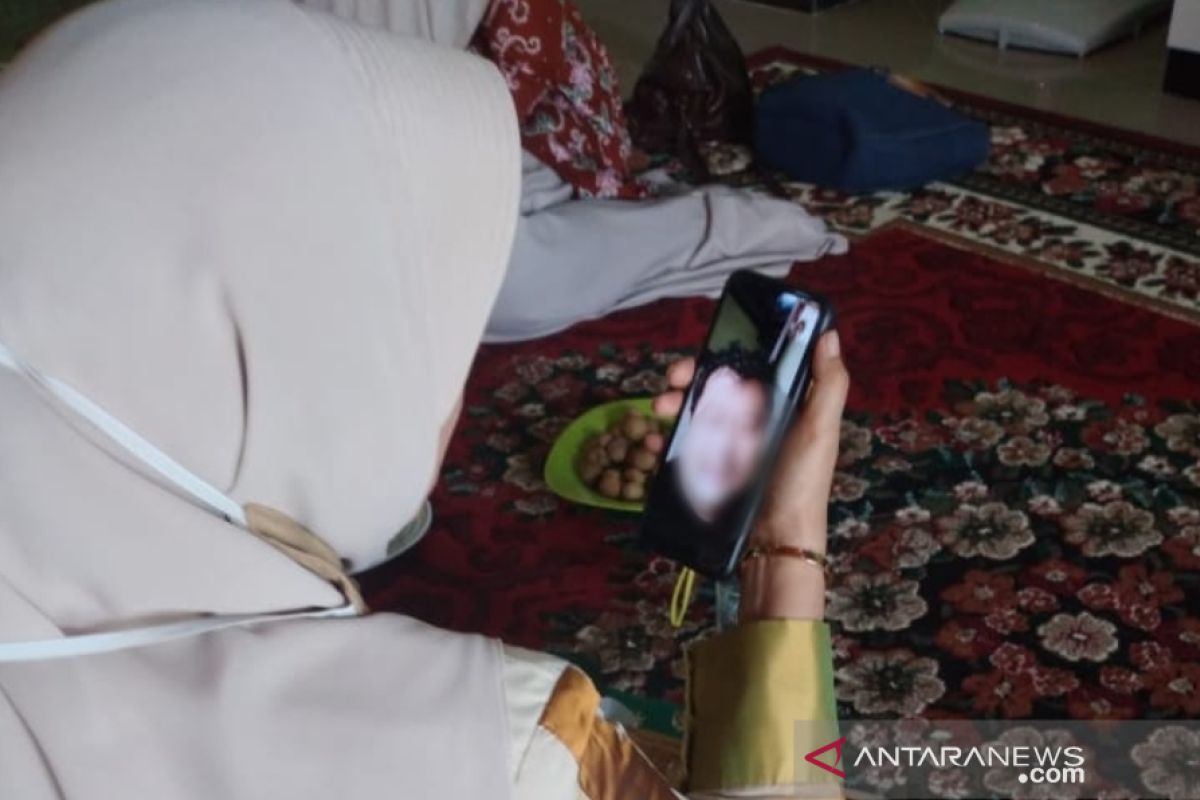 Beri semangat, Ketua TP PKK Siak panggilan video dengan pasien COVID-19