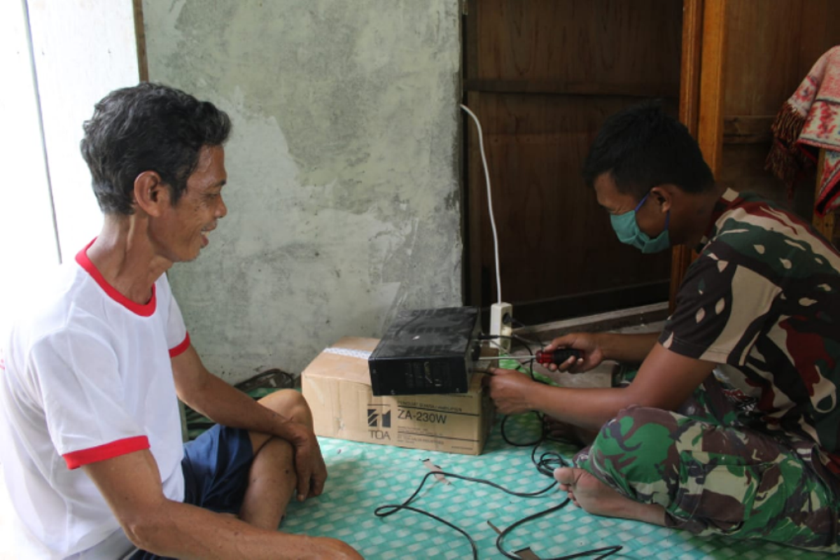 Anggota TMMD seting ulang ampli Mushola At Taqwa