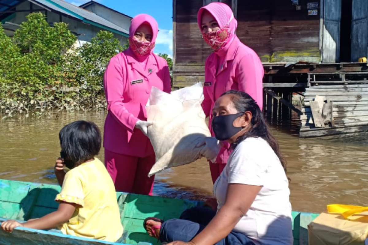 Kapolres Kapuas Hulu bantu korban banjir di Putussibau Selatan