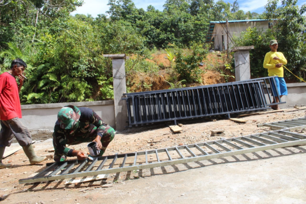 Besi pagar Gereja Pante Kosta mulai di pasang anggota TMMD