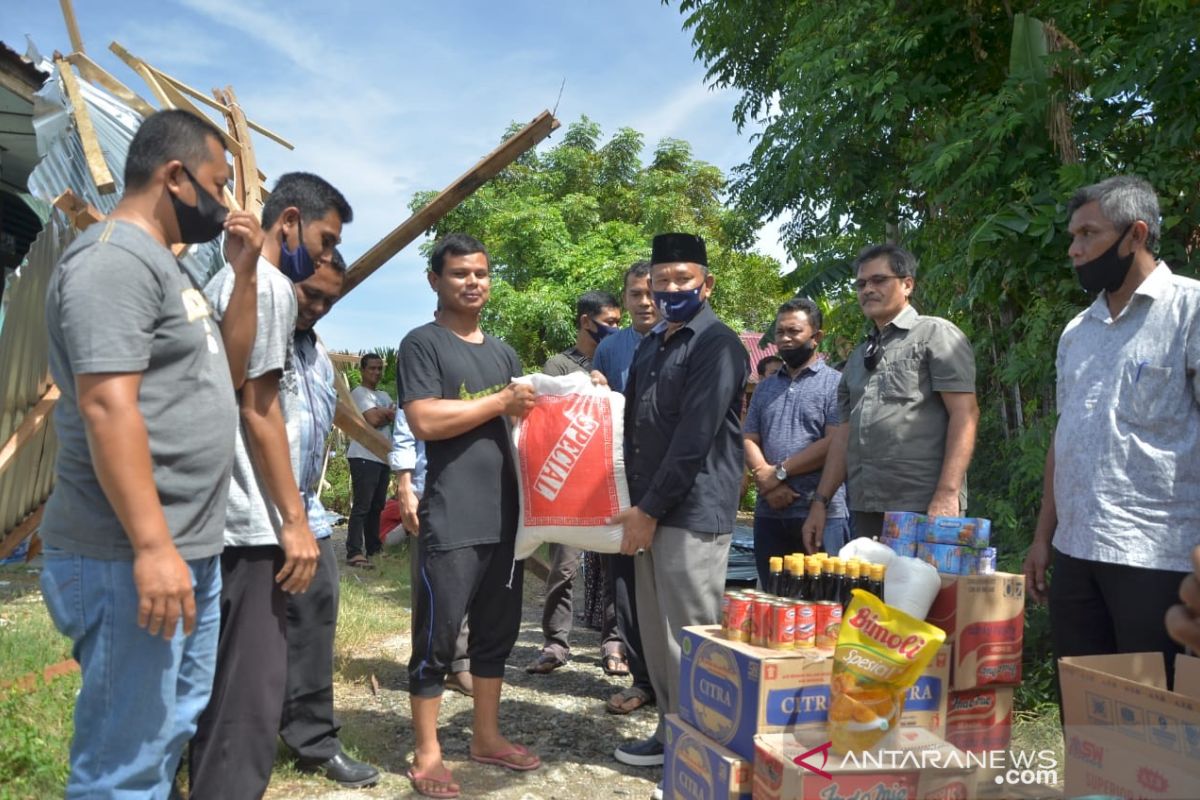 Korban puting beliung terima bantuan masa panik Pemko Banda Aceh