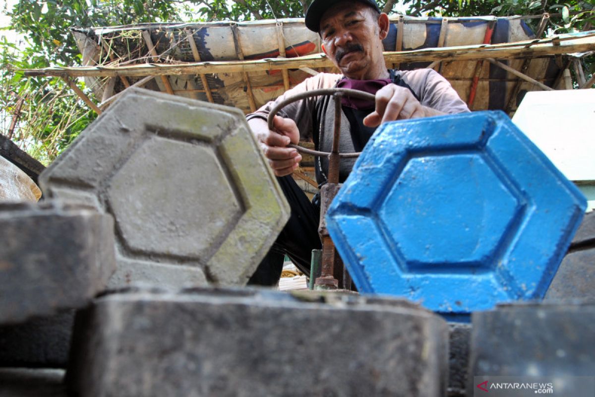 Mengubah sampah plastik jadi paving blok di Luak Limopuluah