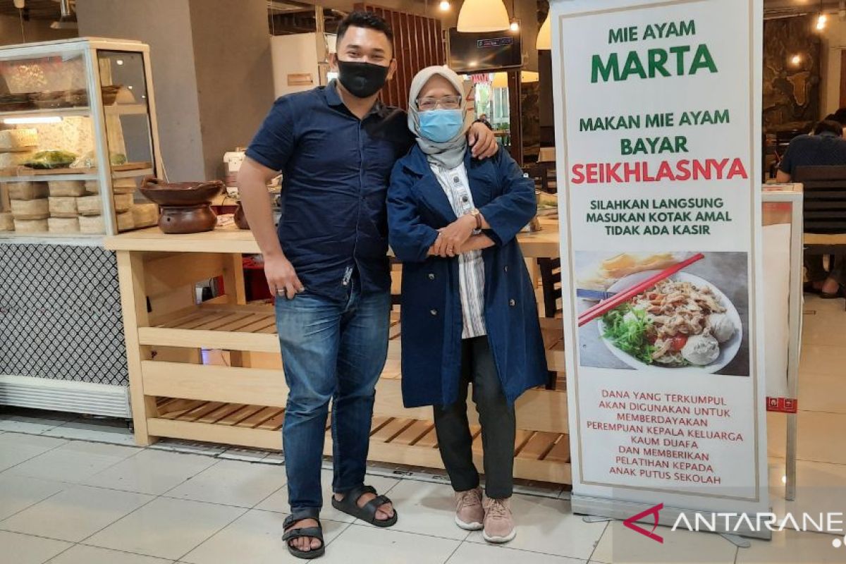 Sosok ibu dibalik mie ayam berbayar seikhlasnya