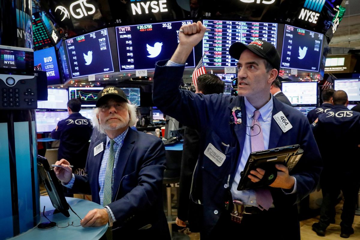 Wall Street beragam, ketika investor pertimbangkan stimulus dan kenaikan virus