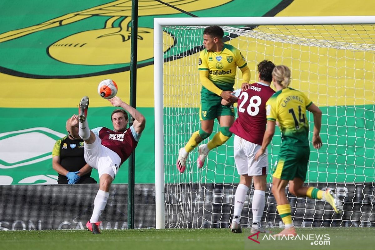 Burnley menang atas sembilan pemain Norwich untuk menjaga asa ke Eropa