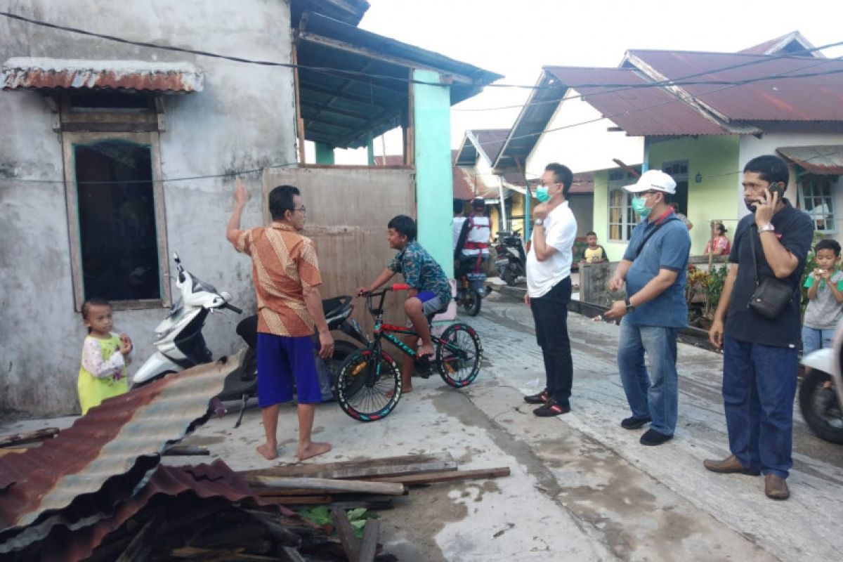 Korban angin puting beliung di Pontianak-kalbar dibantu material