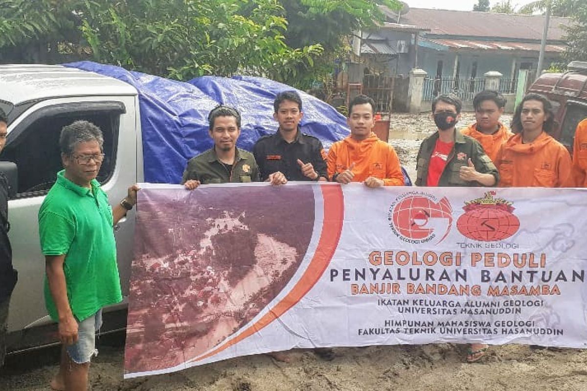 IKA Geologi Unhas Makassar salurkan bantuan korban Banjir Masamba.