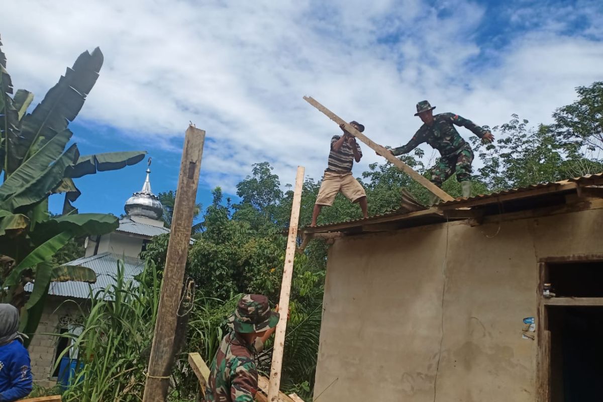 TMMD Kodim 1202/Skw bantu perbaikan rumah warga