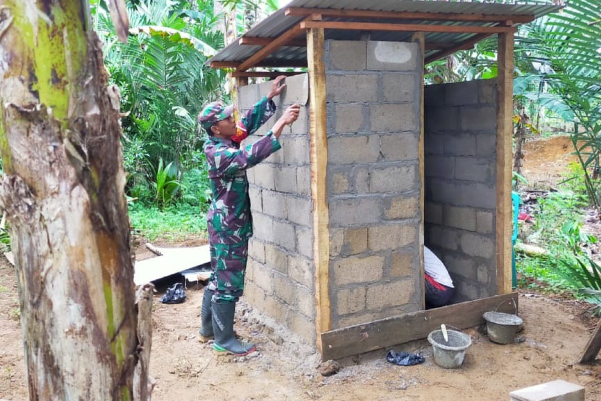 Serda Zetendra anggota Satgas TMMD membantu bangun jamban untuk warga Desa Danti.