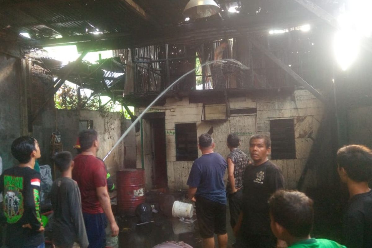 Pabrik tempat pembuatan roti di  Medan terbakar