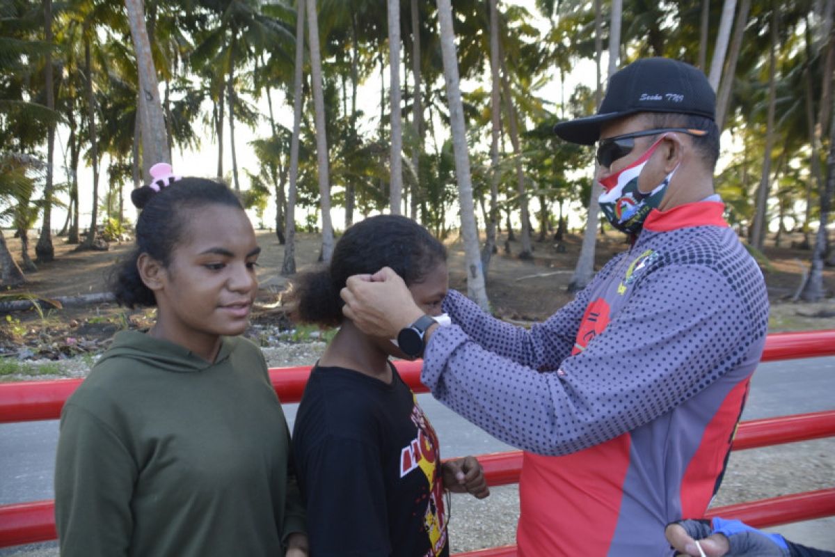 Bersepeda bersama Korem 172/PWY- BRI bagi masker gratis