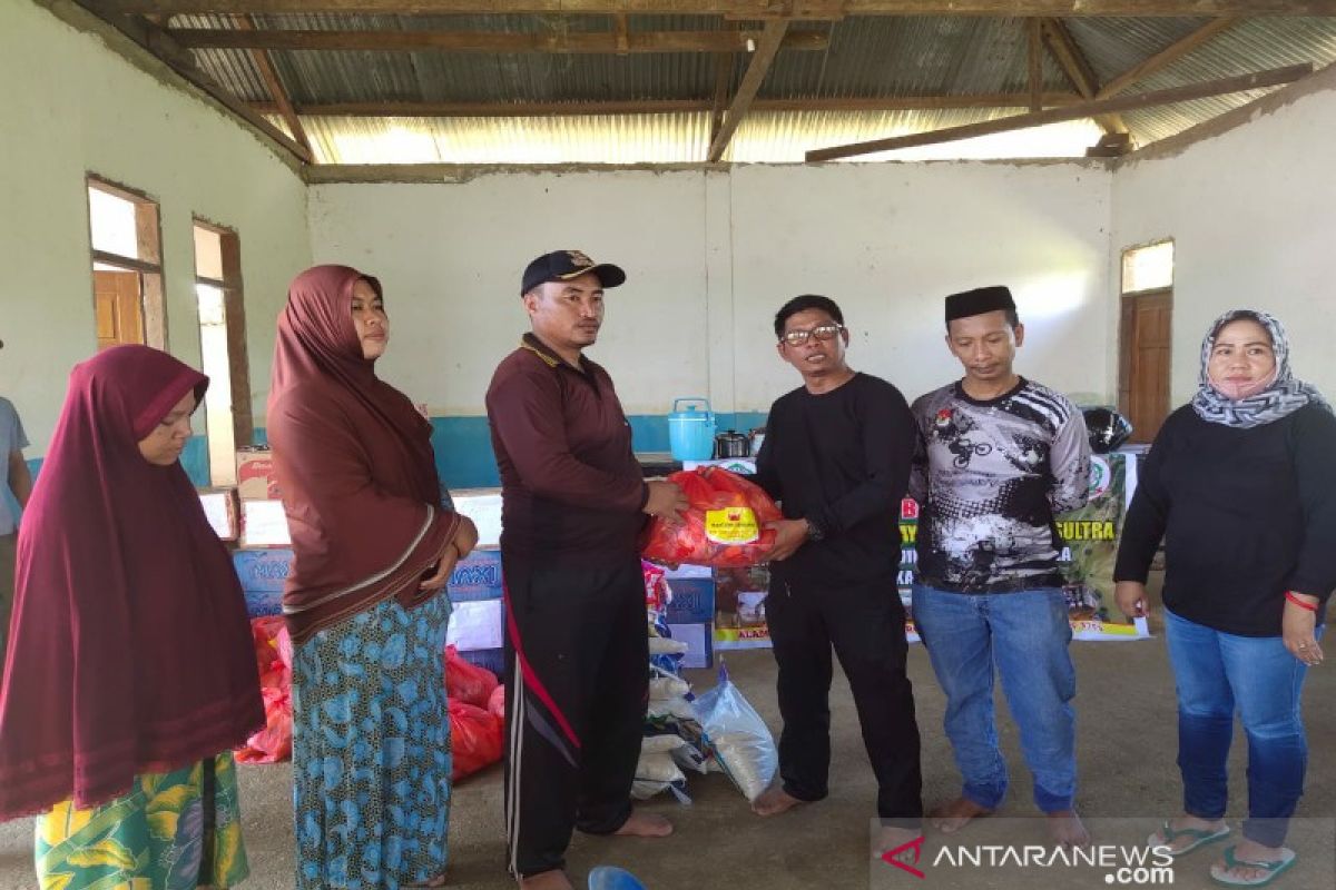 Relawan DPP LAT memberi bantuan sembako warga terdampak banjir Konawe