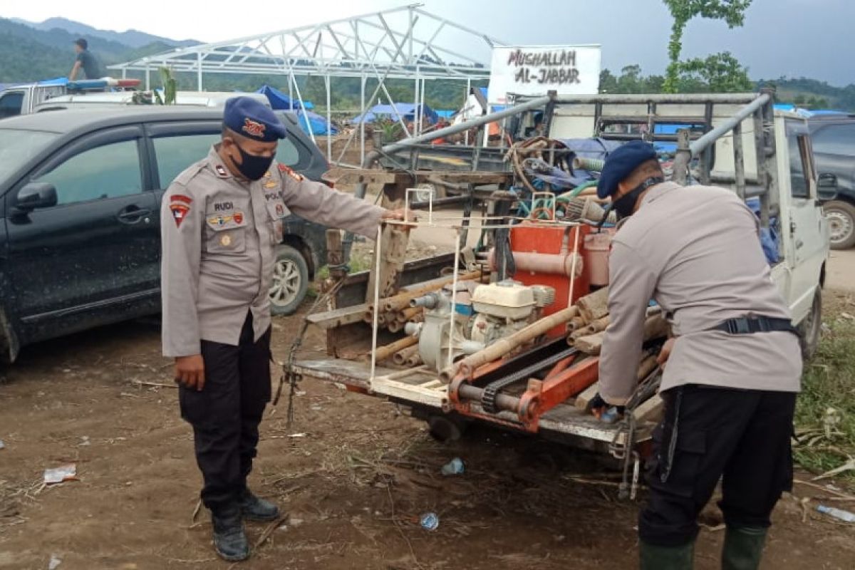 Brimob Polda Sulsel buatkan sumur bor bagi pengungsi banjir bandang