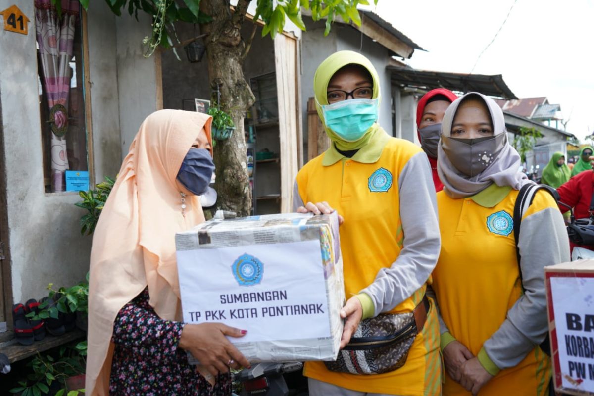 PKK Kota Pontianak berikan bantuan korban puting beliung