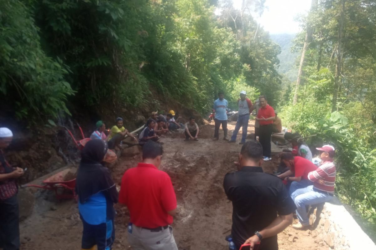 Warga Dama Sikuciang Agam  gotong royong buka jalan sepanjang 700 meter