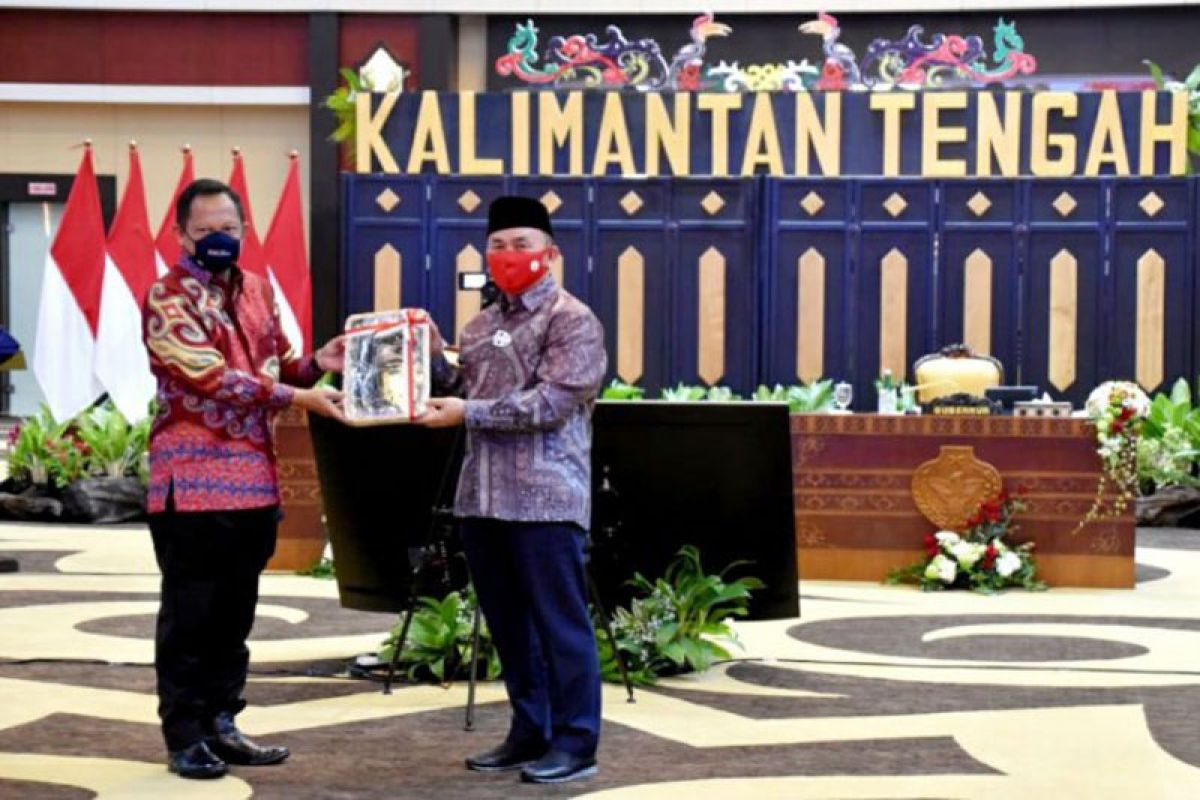 Mendagri Tito Karnavian berikan Anjungan Dukcapil Mandiri kepada Kalteng