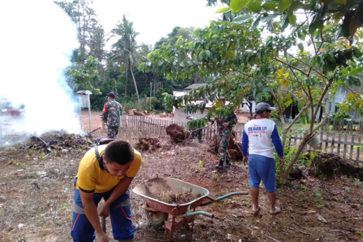 Kegiatan kerja bakti pembersihan pemakaman umum