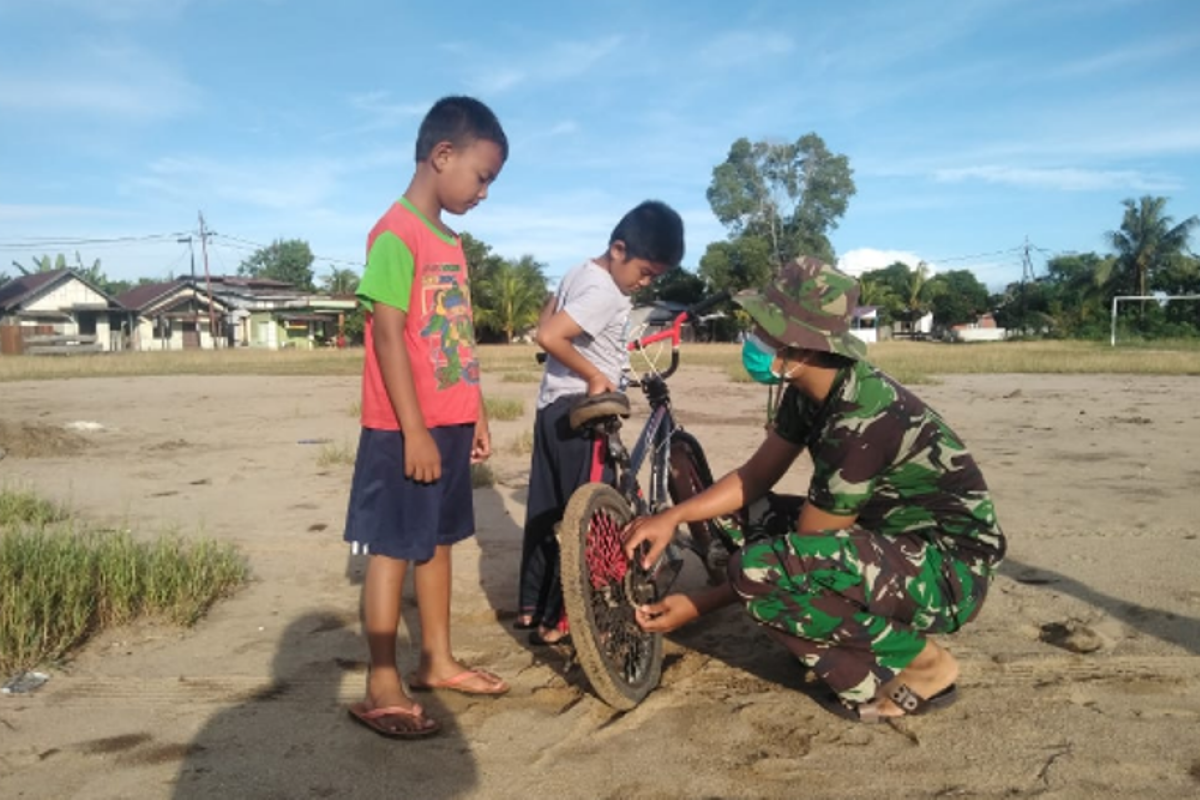 Anggota TMMD 108 bantu perbaiki sepeda anak-anak