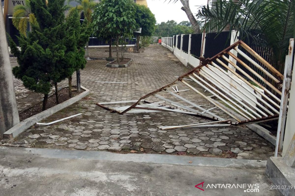 Sekelompok pemuda serang kantor PWI Riau dengan melukai sekuriti