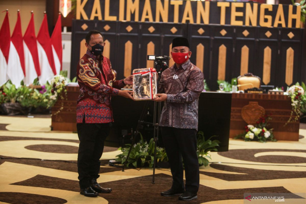 Mendagri berikan ADM kepada Kalteng