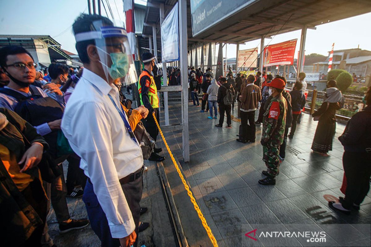 Penumpang KRL sambut baik aturan wajib pakai baju lengan panjang