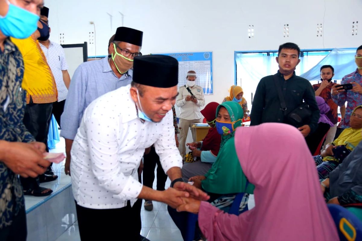 Bupati Labuhanbatu salurkan zakat Baznas