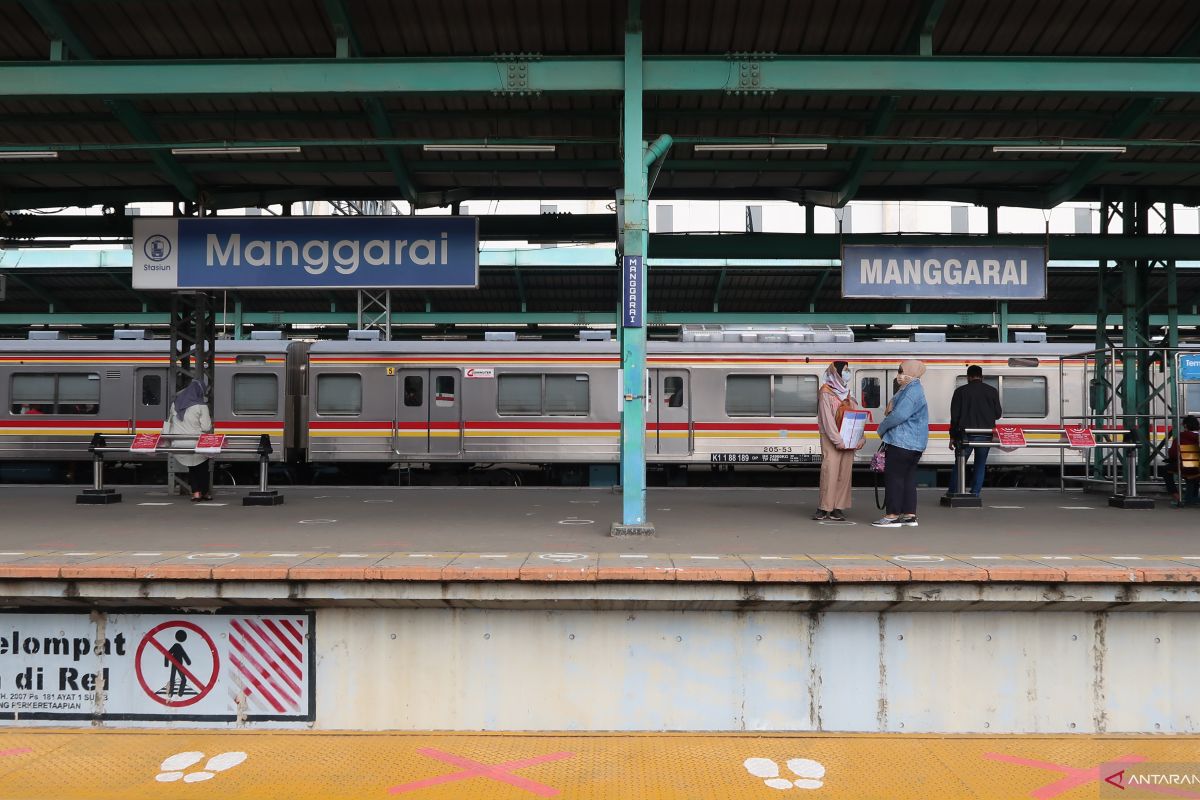 Antisipasi lonjakan penumpang, KCI bantu pengguna KRL hindari antrean